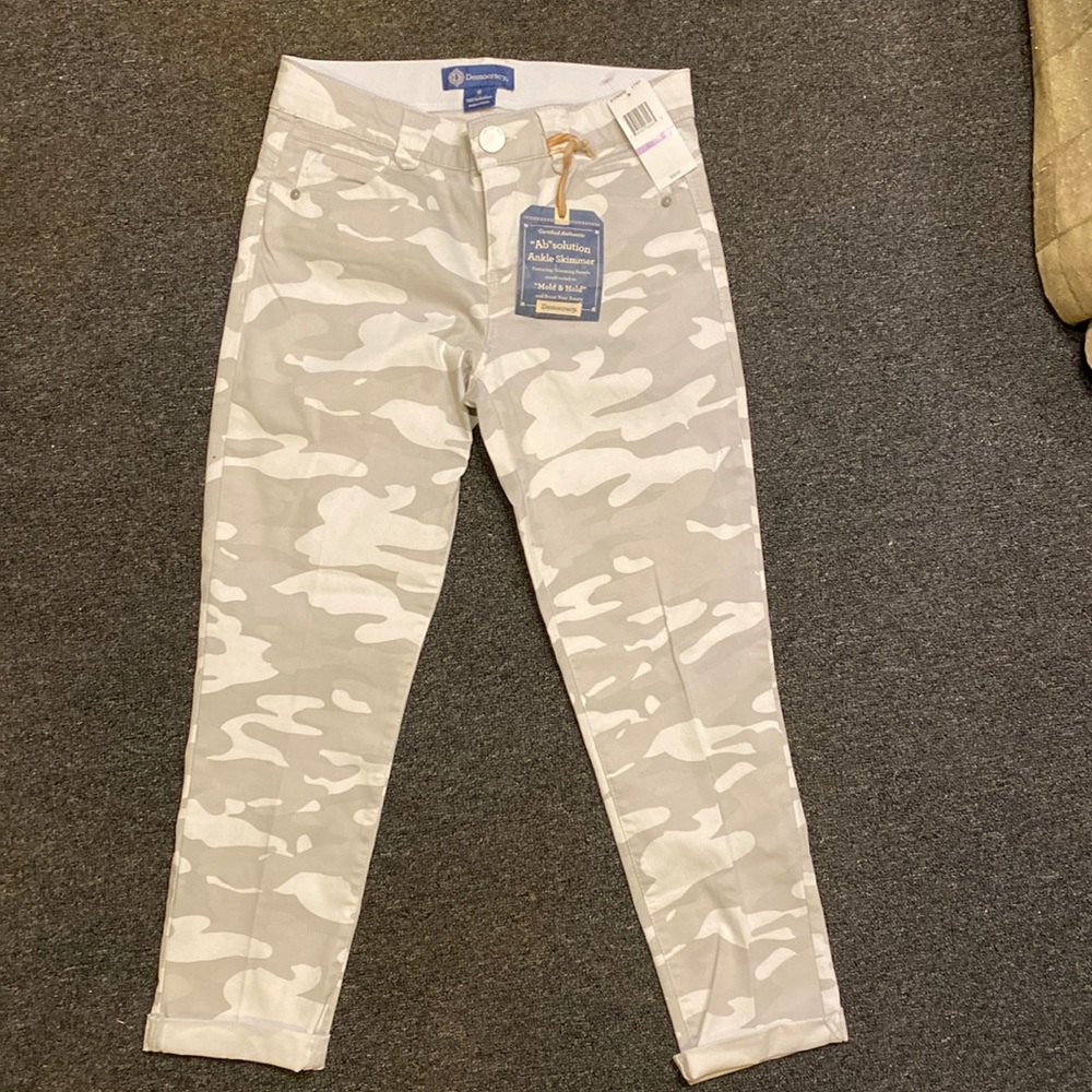 Light gray Army Fatigue Democracy Ankle Skimmers for Women. Size 6. NWT